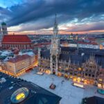 Panorama von Münchens Marienplatz bei Nacht, passend für Themen wie Escort werden in München.