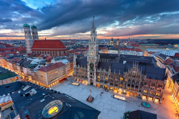 Panorama von Münchens Marienplatz bei Nacht, passend für Themen wie Escort werden in München.