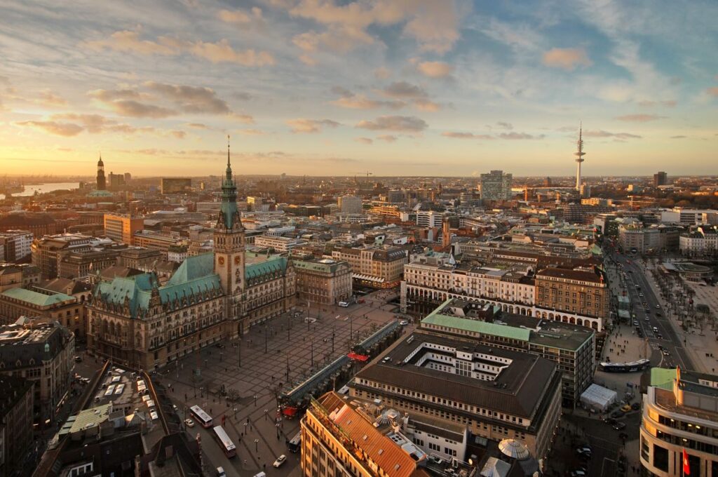 Blick auf Hamburgs Innenstadt bei Sonnenuntergang – stilvolle Kulisse fuer Escort Hamburg